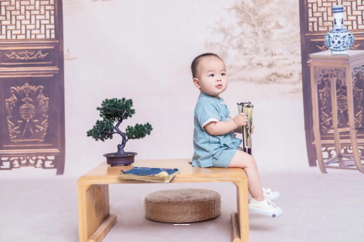 随县女宝宝换尿布